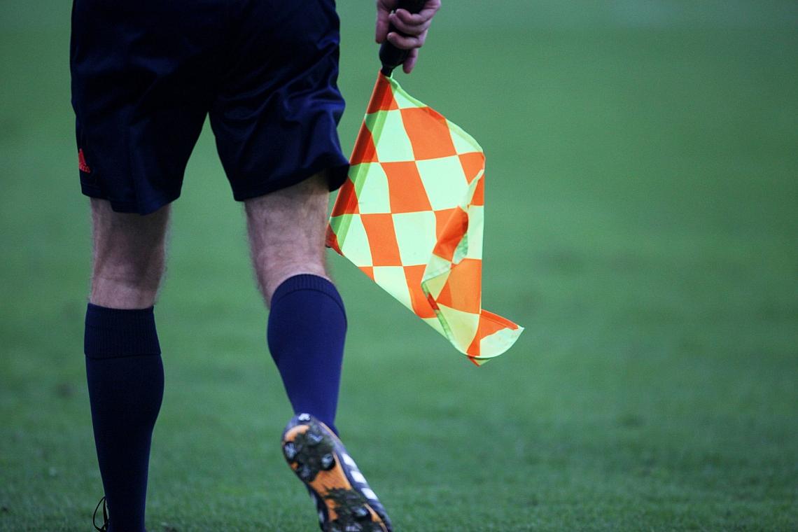 Linienrichter beim Fußball mit Fahne (Archiv)