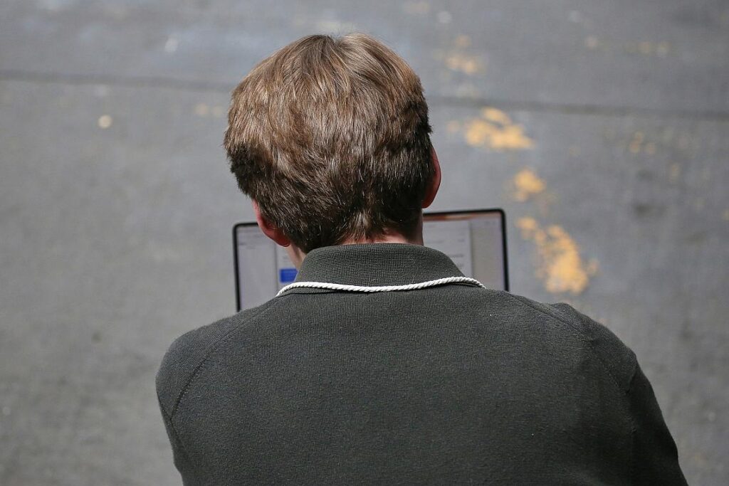 Mann mit Laptop (Archiv)