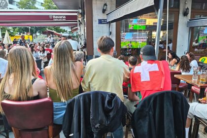 Fans und Interessierte schauen in einer Bar in Genf Fußball (Archiv)