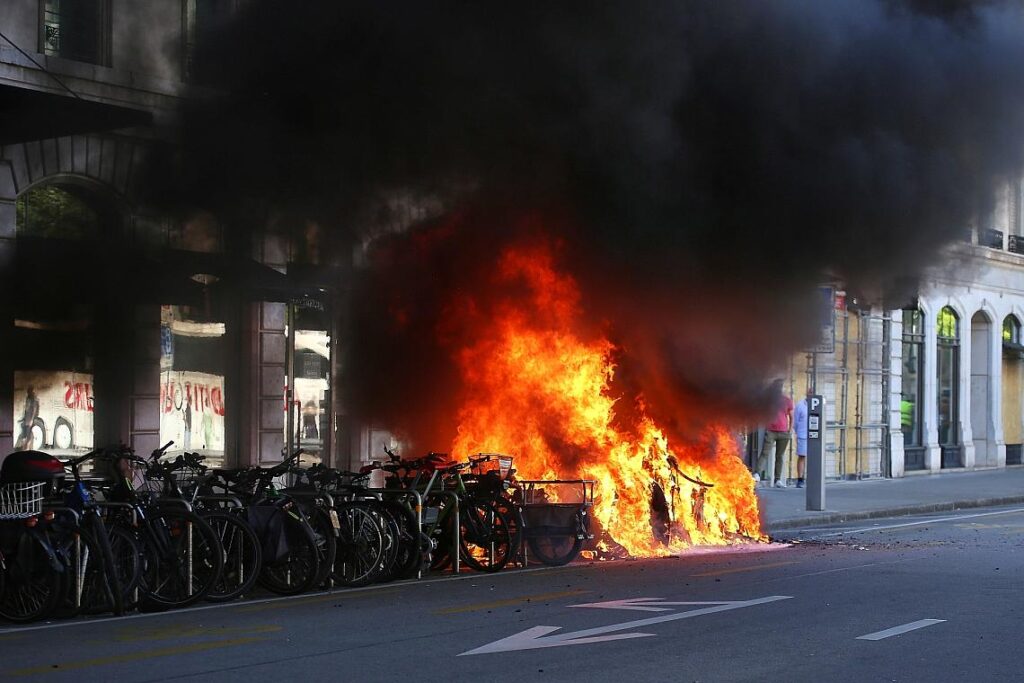 Ein Fahrzeug steht beim Anti-G7-Protest in Genf in Flammen am 14.06.2026