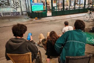 Interessierte schauen auf der Straße Fußball (Archiv)