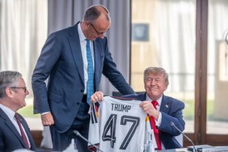 Merz schenkt Trump Deutschland-Triko am 16.06.2026