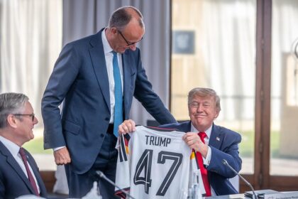Merz schenkt Trump Deutschland-Triko am 16.06.2026
