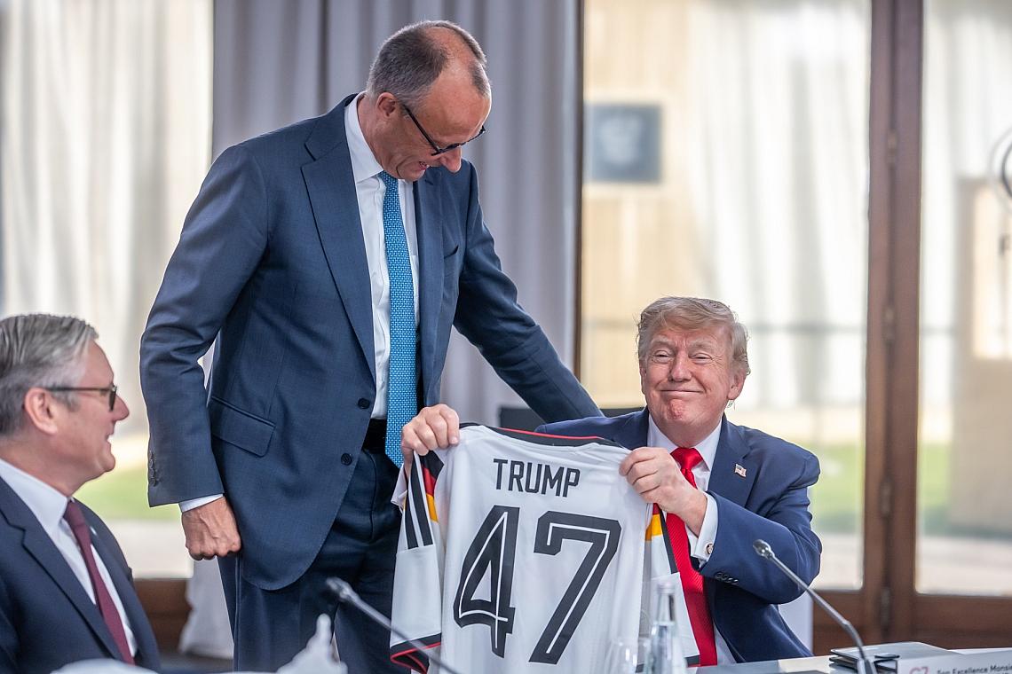Merz schenkt Trump Deutschland-Triko am 16.06.2026