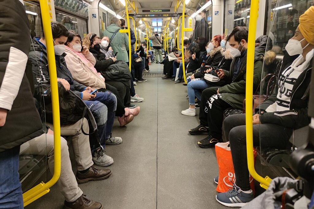 Vollbesetzte U-Bahn während der Corona-Pandemie (Archiv)
