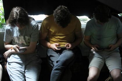 Junge Leute mit Smartphones (Archiv)