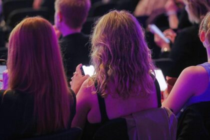 Junge Leute mit Smartphone (Archiv)