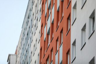 Wohnungen in einem Plattenbau (Archiv)