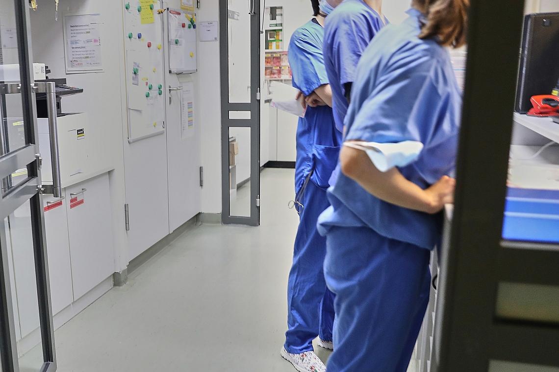 Medizinisches Personal in einem Krankenhaus (Archiv)