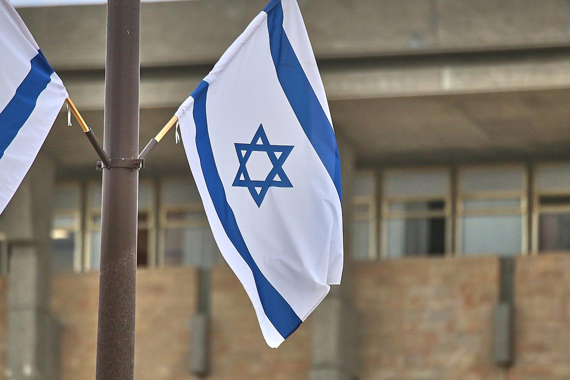 Israelische Fahne an der Knesset (Archiv)