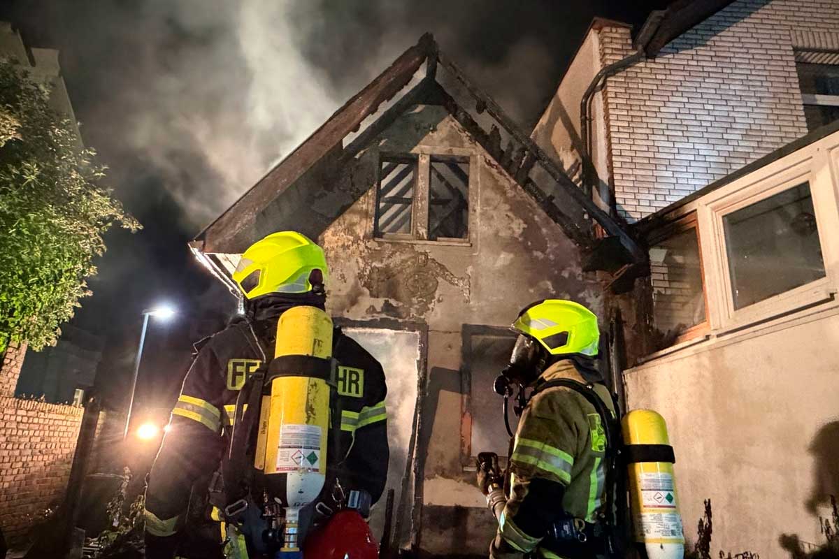 Brand in Nebengebäude in der Königswinterer Altstadt – Wohnhäuser vorsorglich evakuiert 2 feuerwehr koewi