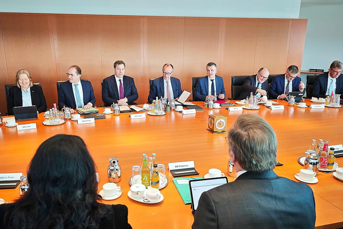 Merz bei Kabinettssitzung (Archiv)