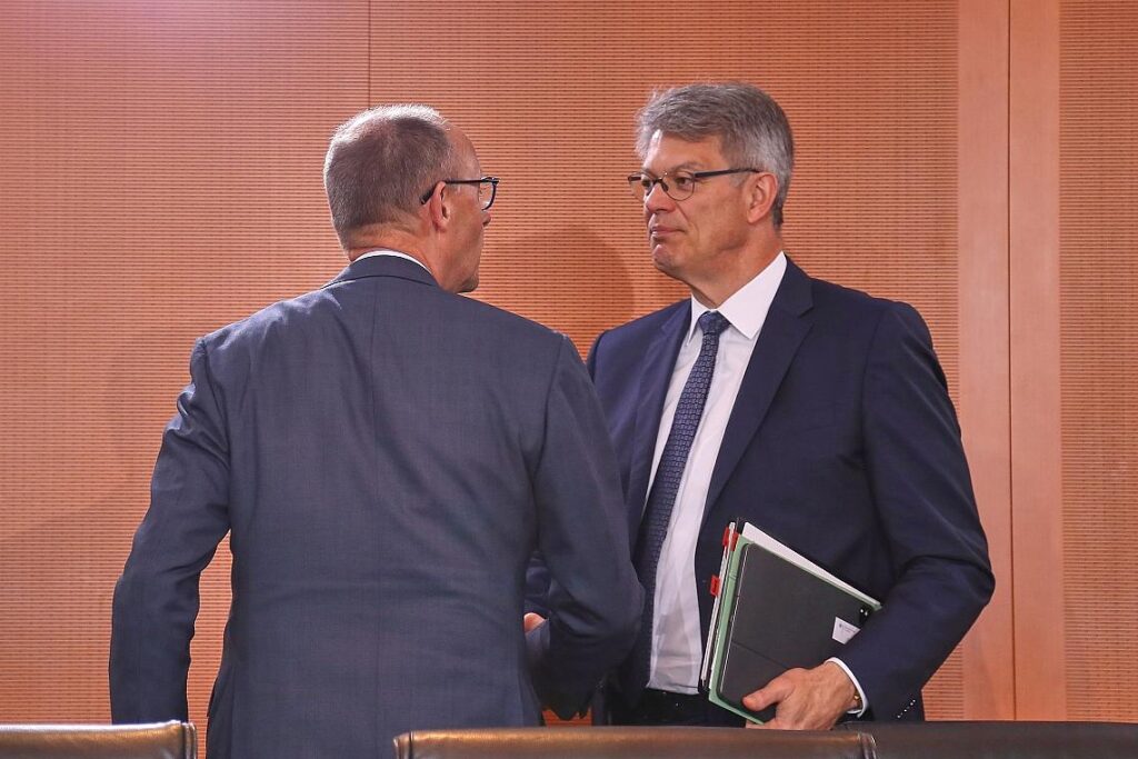 Friedrich Merz und Patrick Schnieder (Archiv)