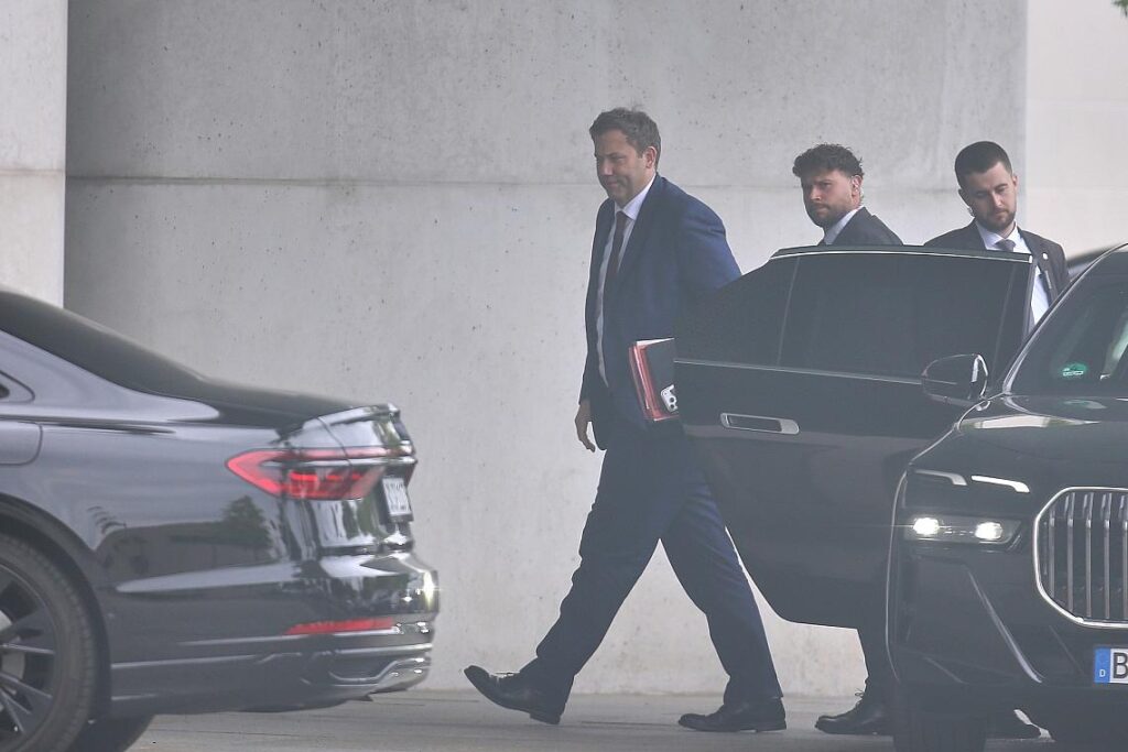 Lars Klingbeil am 01.07.2026 auf dem Weg zum Koalitionsausschuss