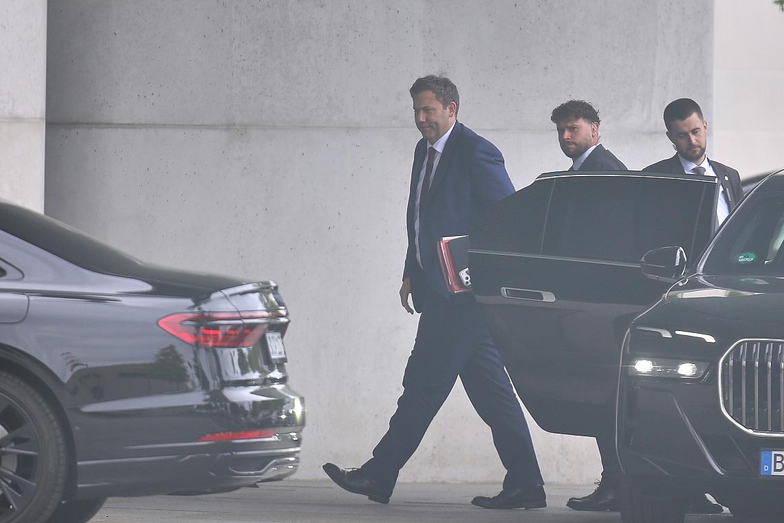 Lars Klingbeil am 01.07.2026 auf dem Weg zum Koalitionsausschuss
