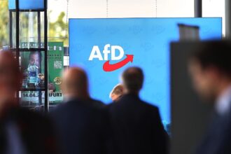 AfD-Logo auf Parteitag am 04.07.2026