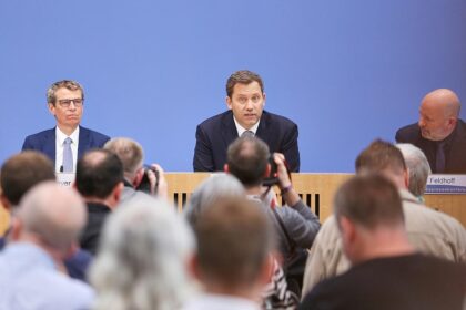Lars Klingbeil (Mitte) am 06.07.2026