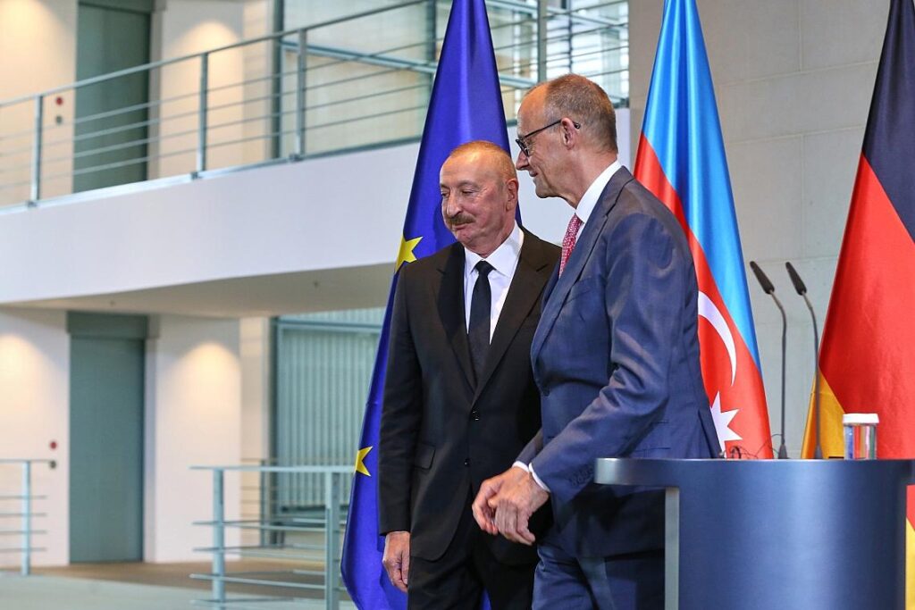 Ilham Alijew und Friedrich Merz am 21.07.2026
