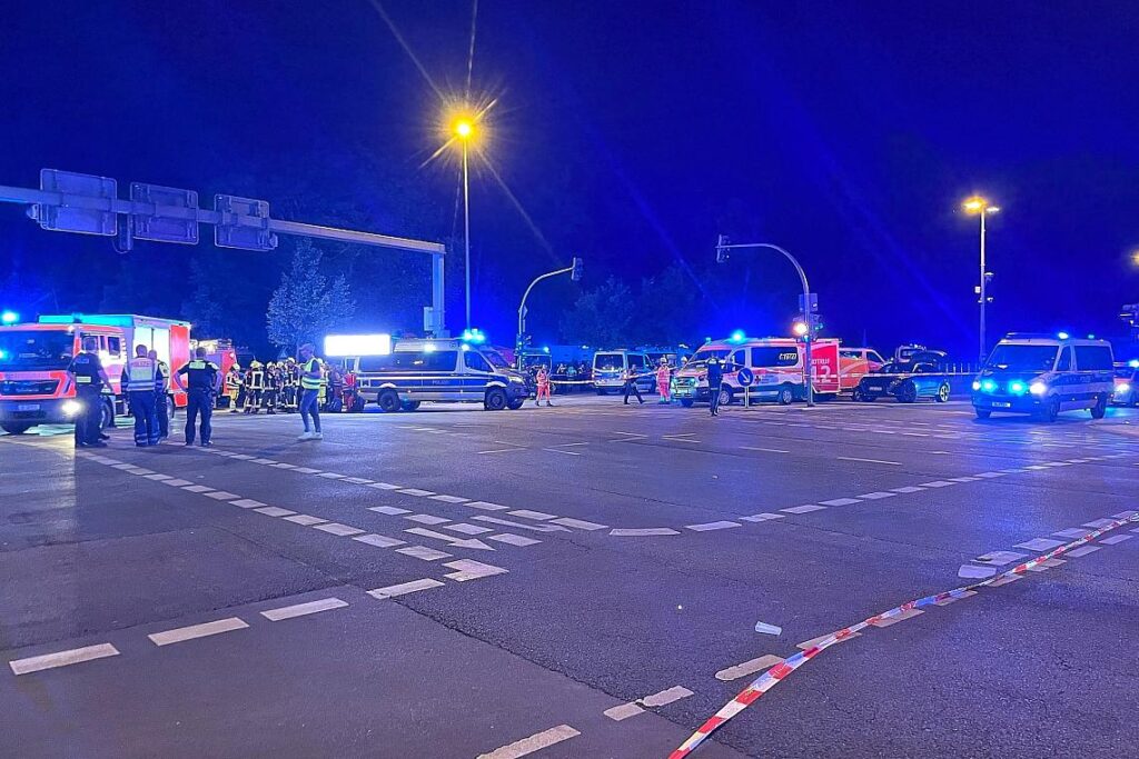 Auto fährt bei CSD in Menschenmenge am 25.07.2026