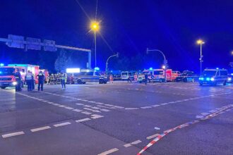 Auto fährt bei CSD in Menschenmenge am 25.07.2026