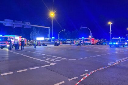Auto fährt bei CSD in Menschenmenge am 25.07.2026