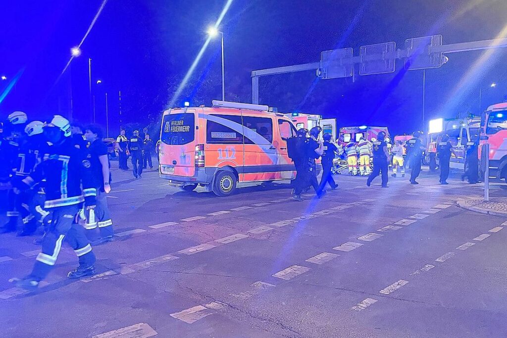 Auto fährt bei CSD in Menschenmenge am 25.07.2026