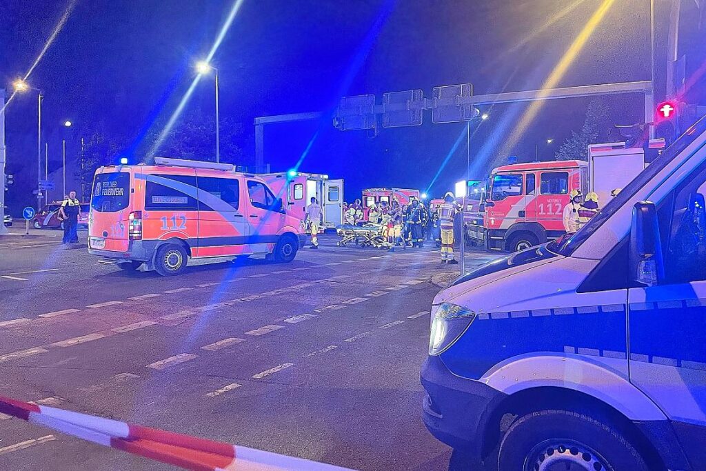 Auto fährt bei CSD in Menschenmenge am 25.07.2026