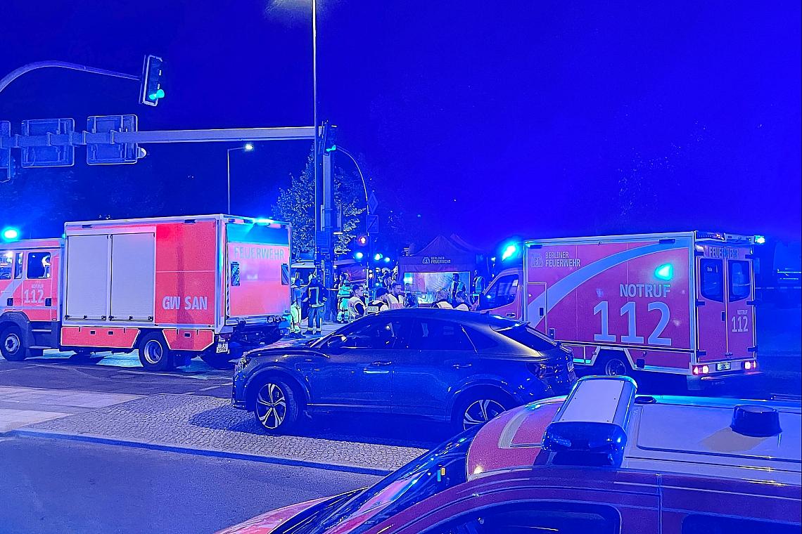 Auto fährt bei CSD in Menschenmenge am 25.07.2026