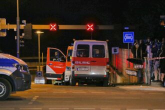 Auto fährt bei CSD in Menschenmenge am 26.07.2026