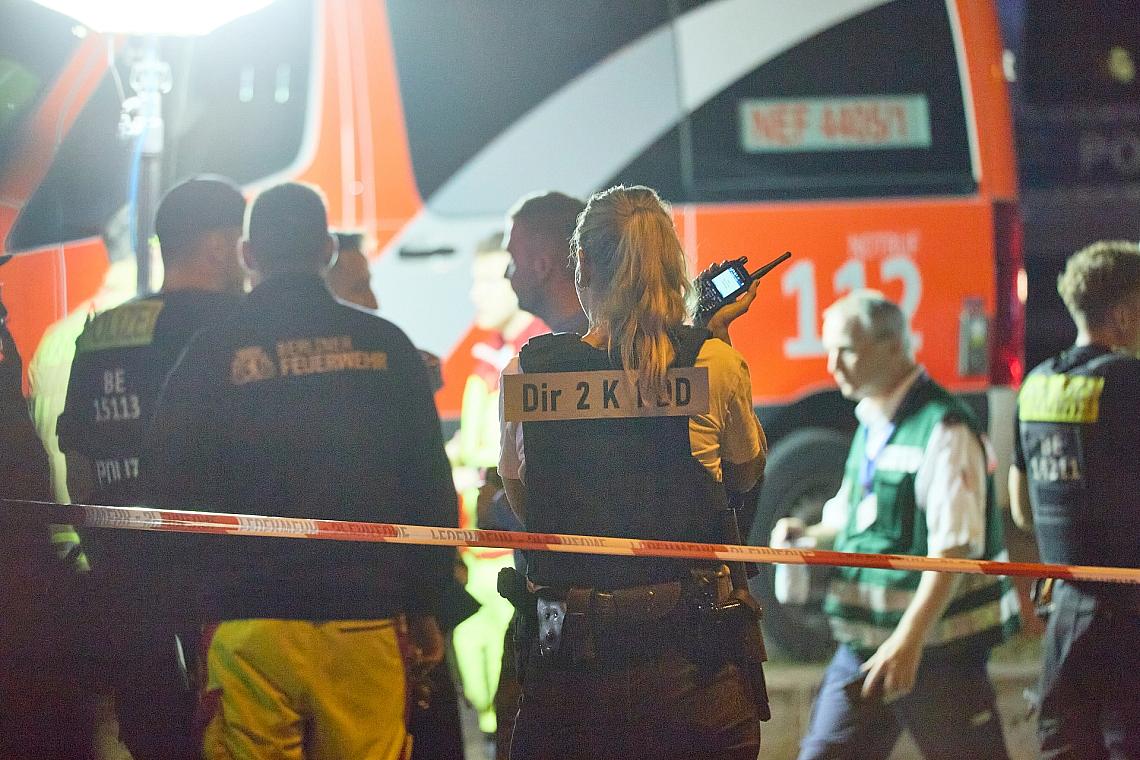 Auto fährt bei CSD in Menschenmenge am 26.07.2026