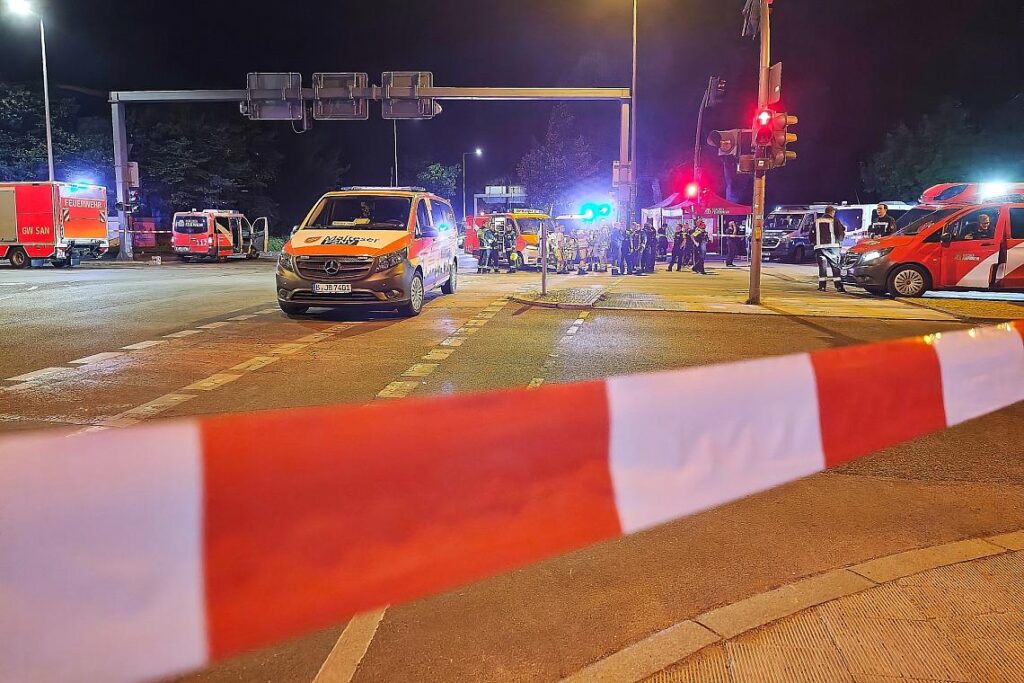 Auto fährt bei CSD in Menschenmenge am 26.07.2026