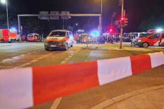 Auto fährt bei CSD in Menschenmenge am 26.07.2026