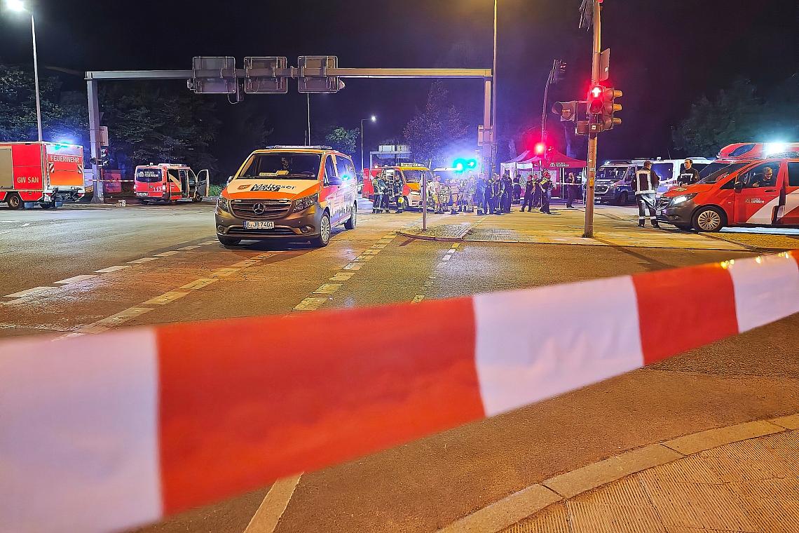 Auto fährt bei CSD in Menschenmenge am 26.07.2026