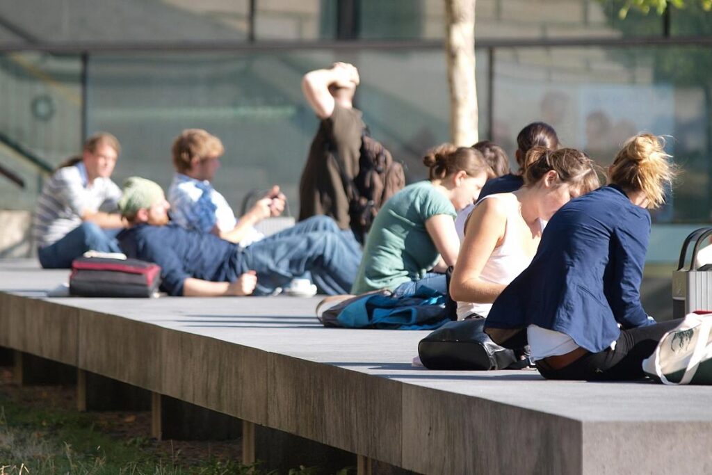 Junge Leute vor einer Universität (Archiv)