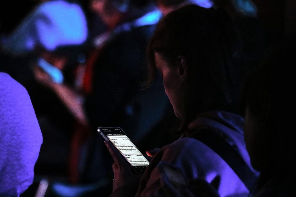 Junge Frau mit Smartphone (Archiv)
