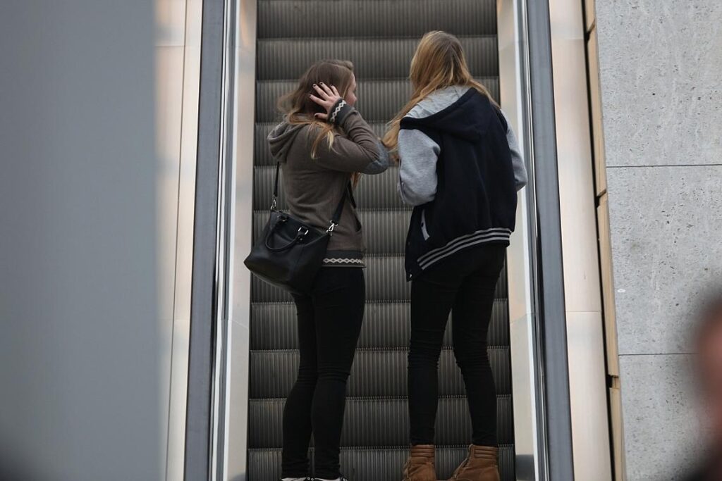 Junge Mädchen auf einer Rolltreppe (Archiv)