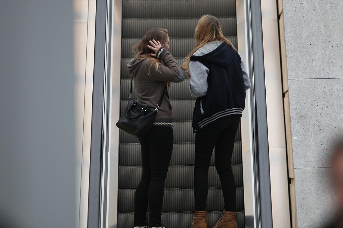 Junge Mädchen auf einer Rolltreppe (Archiv)