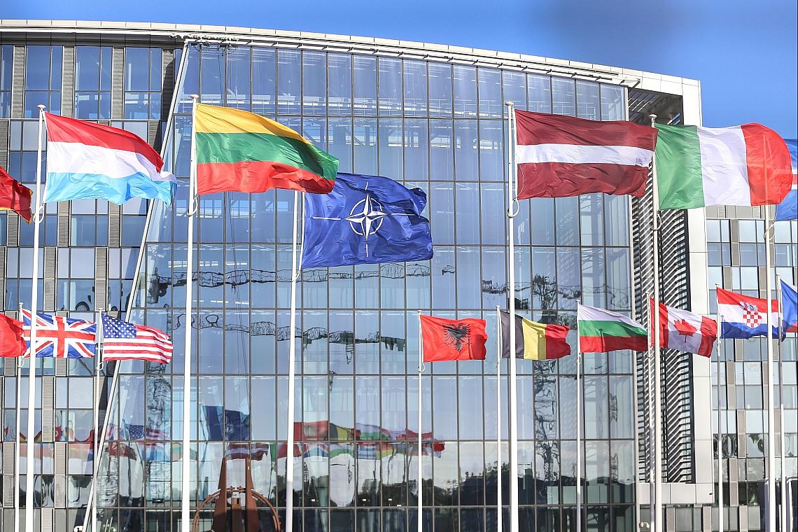Nato-Fahnen (Archiv)
