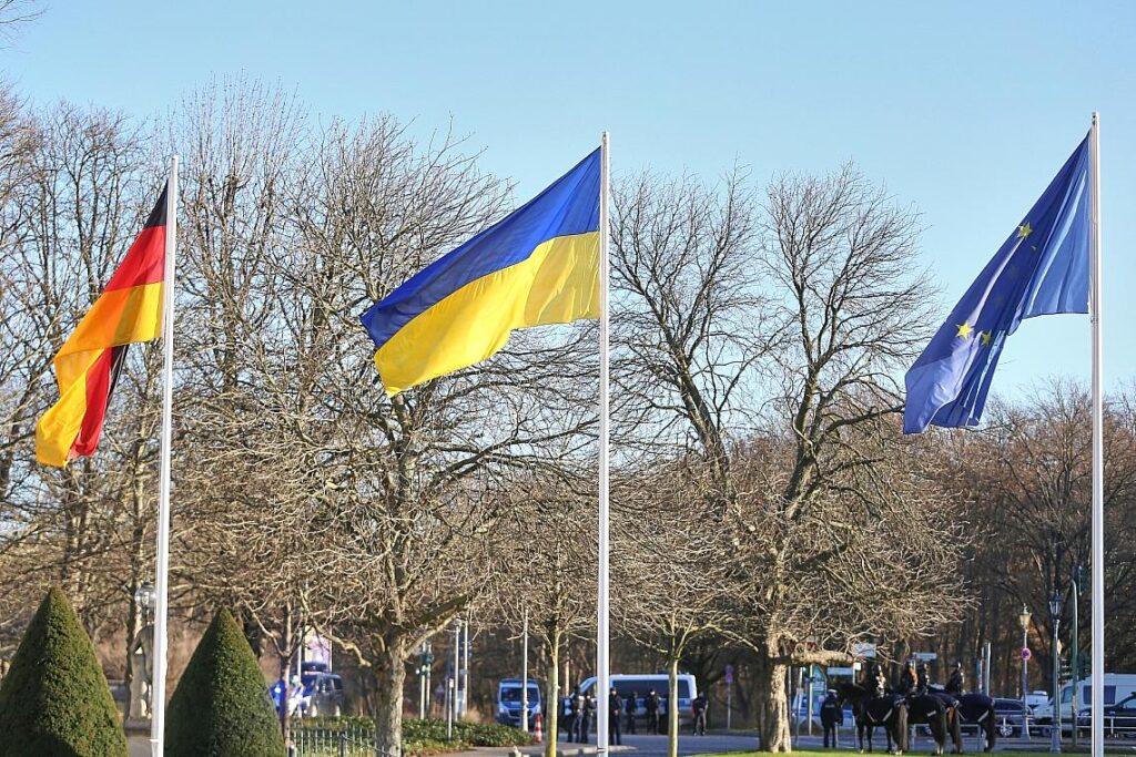 Fahnen von Deutschland, Ukraine und der EU (Archiv)