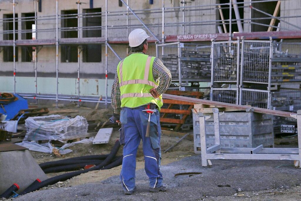 Bauarbeiter auf einer Baustelle (Archiv)