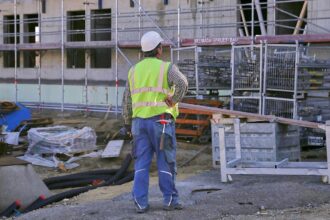 Bauarbeiter auf einer Baustelle (Archiv)