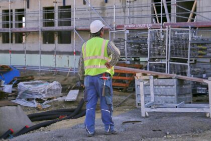 Bauarbeiter auf einer Baustelle (Archiv)