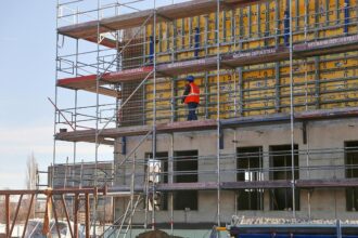 Bauarbeiter auf Baustelle (Archiv)