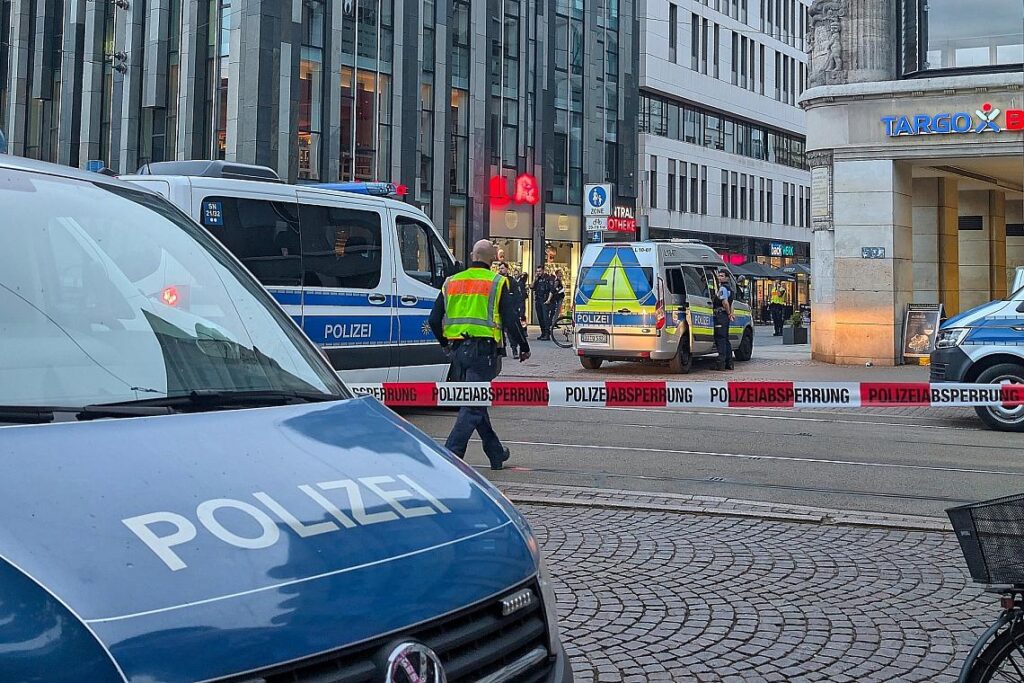 Auto fährt in Leipzig in Menschenmenge (Archiv)