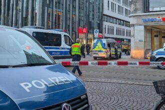 Auto fährt in Leipzig in Menschenmenge (Archiv)