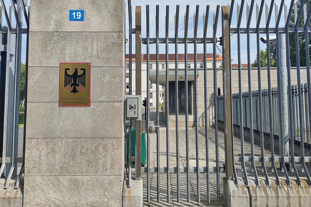 Eingang zum Bundesministerium der Verteidigung (Archiv)