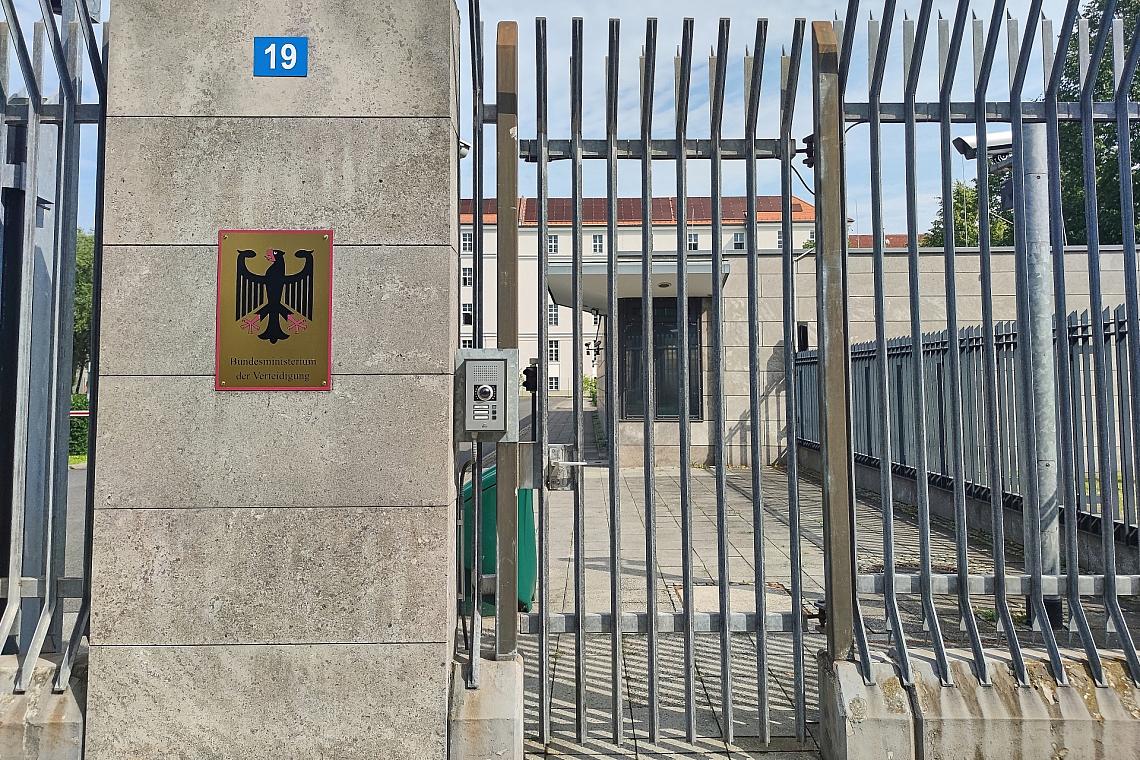 Eingang zum Bundesministerium der Verteidigung (Archiv)