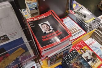 Spiegel-Titel mit Ulrich Siegmund in einem Kiosk am 16.08.2026