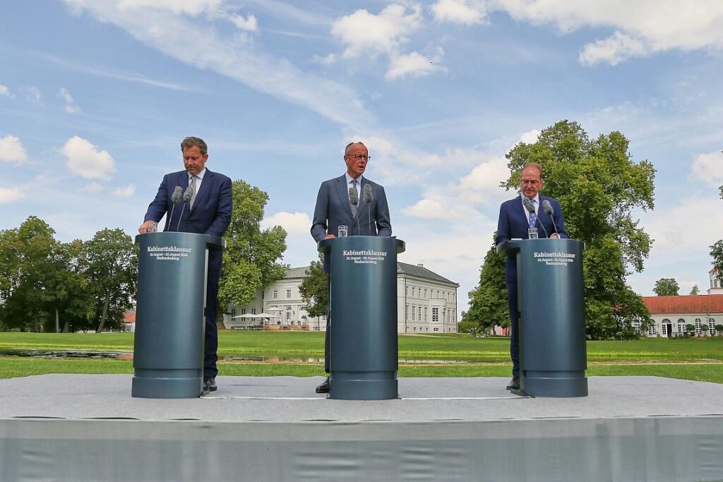 Lars Klingbeil, Friedrich Merz und Alexander Dobrindt am 26.08.2026