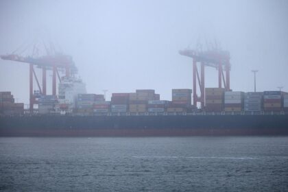 Containerschiff in Wilhelmshaven (Archiv)